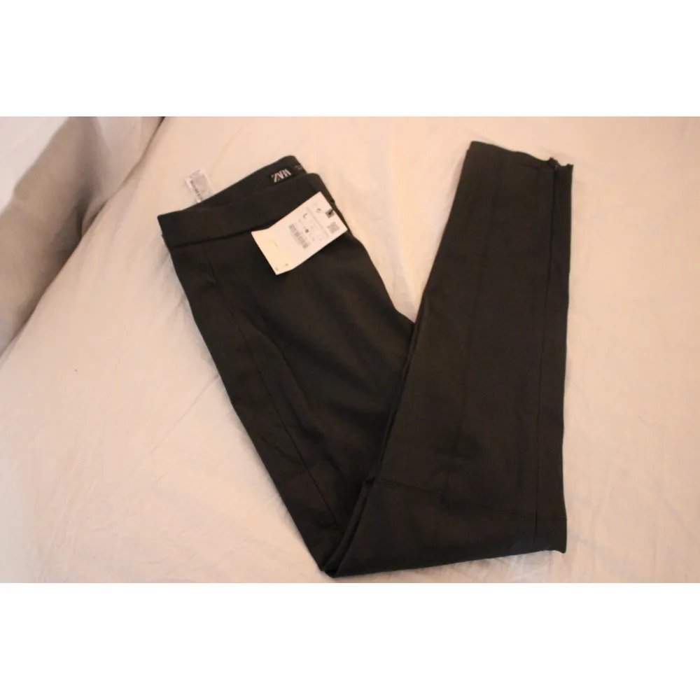 Brand new Zara leather pants. There is a soft lining inside so they are super confortable and a zipper at the bottom so you can also wear then with a slit. The size is L (so 38/40).  The price is negotiable, so feel free to send me a message to discuss or if you want more information/pictures!☺️ I accept Swish and PayPal if you rather do that!. Jeans & Byxor.