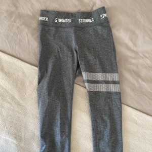 Stronger tights storlek xs - Jättefina tights från stronger i storlek xs. Säljer pga har så många. Jag är i vanliga fall en storlek s men dessa passar. 