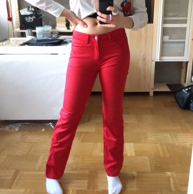 Röda Low Rise Calvin Klein y2k byxor i nyskick! Assköna men passar ej i low rise. Storlek 30/32, små i storlek, sitter såhär på mig som är 26/32 och är 170cm! Snygg detalj med loggan på baksidan och framknappen har även Ck instämplat❤️. Jeans & Byxor.