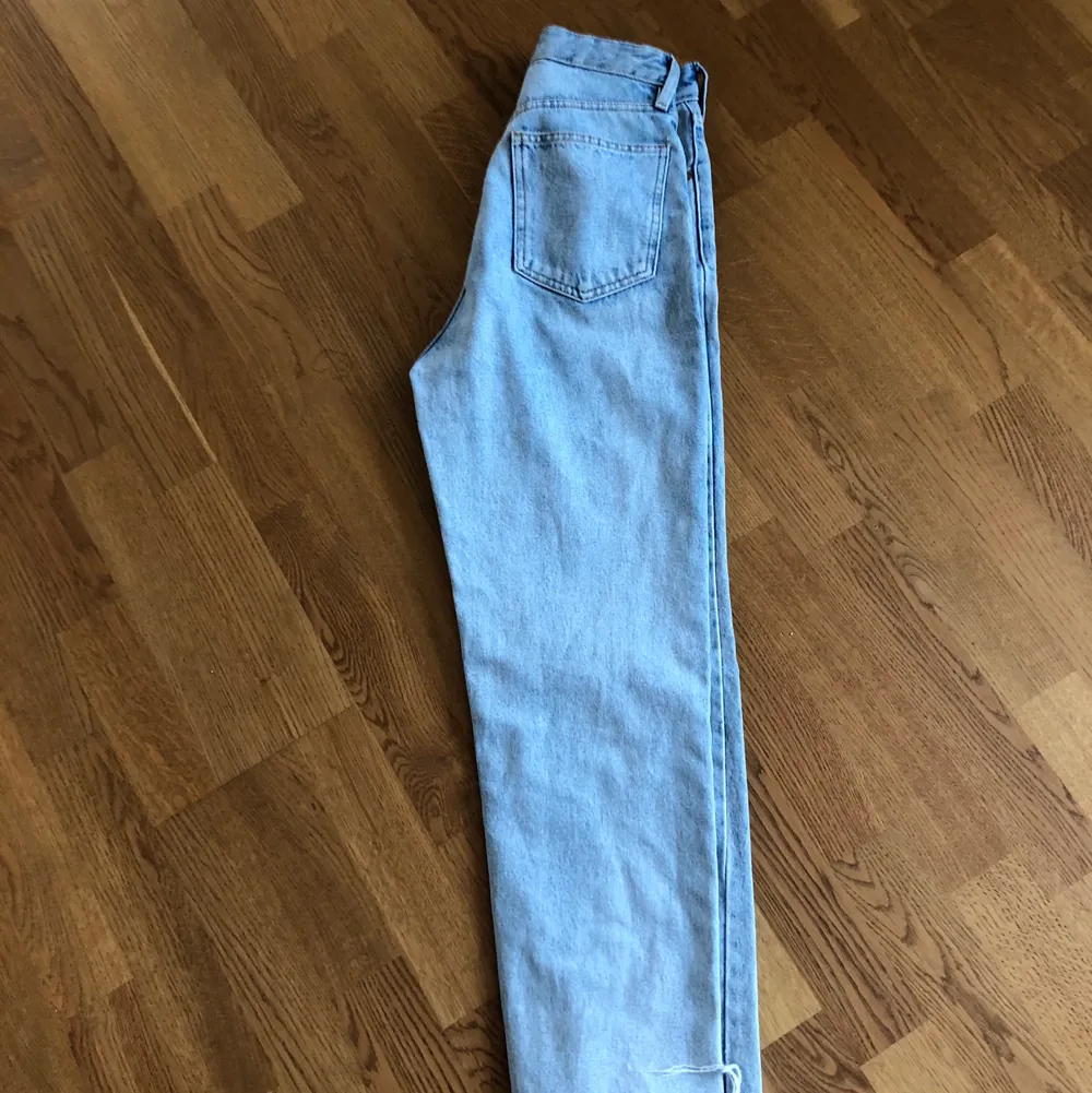 Perfekta blå jeansen med slitningar nedtill. Strl 34 men skulle säga att de passar en mindre 36a. Jeans & Byxor.
