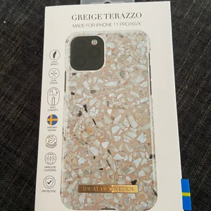 Vit iphone skal från ideal of sweden - Oanvänt iPhone skal, säljer pga fel storlek. Köparen står för frakten💕