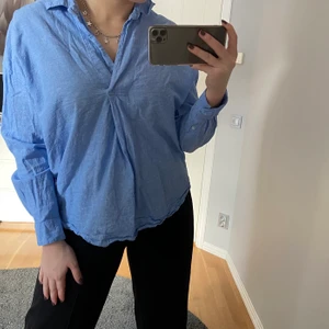 Blå skjorta - Säljer en blå skjorta som är perfekt till sommaren. Den är i storlek 38 och säljs för 60kr+frakt