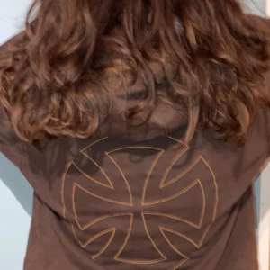 Vintage brun hoodie 🤎 - En superfin brun vintagehoodie från independent🤎, har använt den väldigt mycket men den är fortfarande i väldigt bra skick förutom att den är lite sliten vid ärmarna🤎 är många intresserade blir det budgivning i kommentarerna🤎 skriv om du har frågor