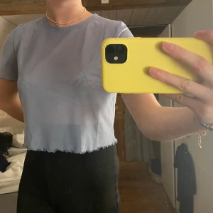 Mesh topp - Superfin ljusblå meshtopp från nakd! Använd en gång och kommer inte till användning! Den är i storlek L men jag som är en S-M har haft den som lite overzised bara🥰