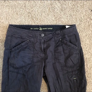 Low waist byxor - Snygga lågmidjade cargobyxor 💓 Passar bäst på längden 165-170cm! 