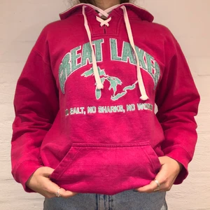 Vintage Hoodie Great Lakes - Vi säljer denna rosa hoodie med broderat Great Lakes på. Den är dessutom broderat på luvan. Priset är 299kr. Den är i storlek M och passar som en M. Personen på bilden är 175 och brukar ha på sig S/M. Den är lite nopprig i texten men har inga andra defekter.  Kontakta oss på Plick eller på vår Instagram @wanderetro. Om flera visar intresse blir det budgivning. Köparen står för spårbar frakt på 66kr. 🤍