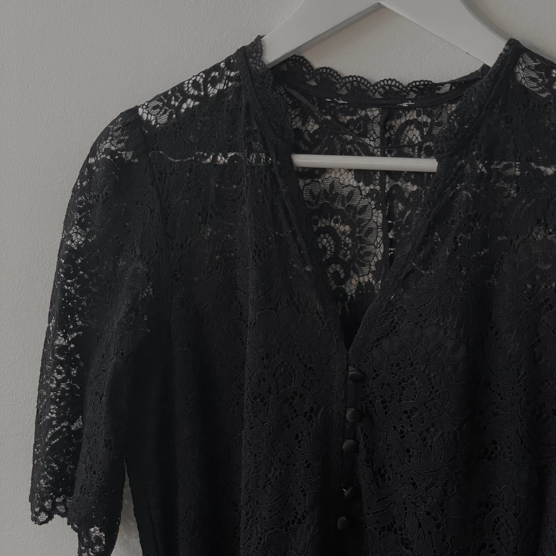 Svart spetsklänning