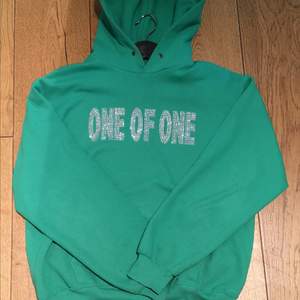 Grön One of one hoodie i storlek M. Släpptes för 1000kr men helt slutsålda och säljs för mycket mer än retail på andra ställen. Tar bud från 800kr och möts upp i Stockholm                                                            Högsta bud 1000kr!