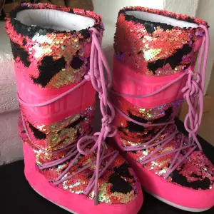 !!INTRESSEKOLL!! Unika skitballa, snygga rosa glittriga moonboots som skiftar i svart. Köpta på NK i Stockholm. Använda ca 2 gånger då dem inte kommit till så mycket användning. Säljer vid bra bud💕💕