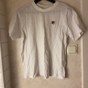Fila t-shirt, lite skrynklig, aldrig använd✨ - Lite genomskinlig, skönt tyg, snygg, postar inte tröjan