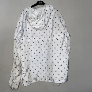 Ck regn/vind/vårjacka - Köpt i new york på macys för 200$. Har tappat intresset för den så använder den inte säljer den för 750 men kan gå ner i pris om ett lämpligt bud skulle läggas. Köparen står för frakten