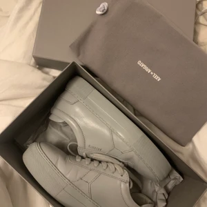 Axel arigato skor - Nästan helt nya köpta på Axel arigato i stan. Storlek 35 färg light grey 