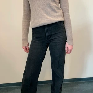 Svarta vida monki jeans - Sjukt fina monki jeans. Har en liten slitning vid gylfen (se bild) men ingenting som syns speciellt mycket. Säljer då jag blivit för lång för de. Skulle säga att de passar någon som är under 170 då jag är 173 och de är för korta. Ganska små i storleken skulle mer säga att det är en 24. 