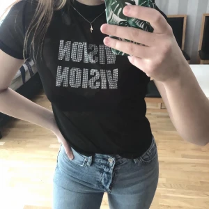 Genomskinligt tröja ”vision, vision”  - Genomskinligt tröja med texten ”vision, vision” från märket Tally Weijl i storlek L men mer som S/M, aldrig använd, lapparna kvar