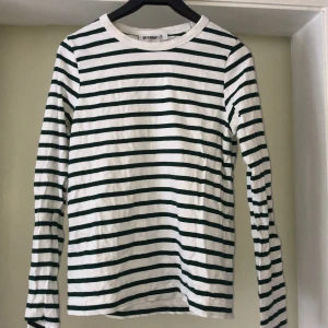 Weekday tröja - Grön randig tröja från weekday. Relativt ny, gott skick. 