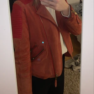 Mockajacka - Jättecool mockajacka ifrån Mango, väldigt välanvänd, säljer därför väldigt billigt! 