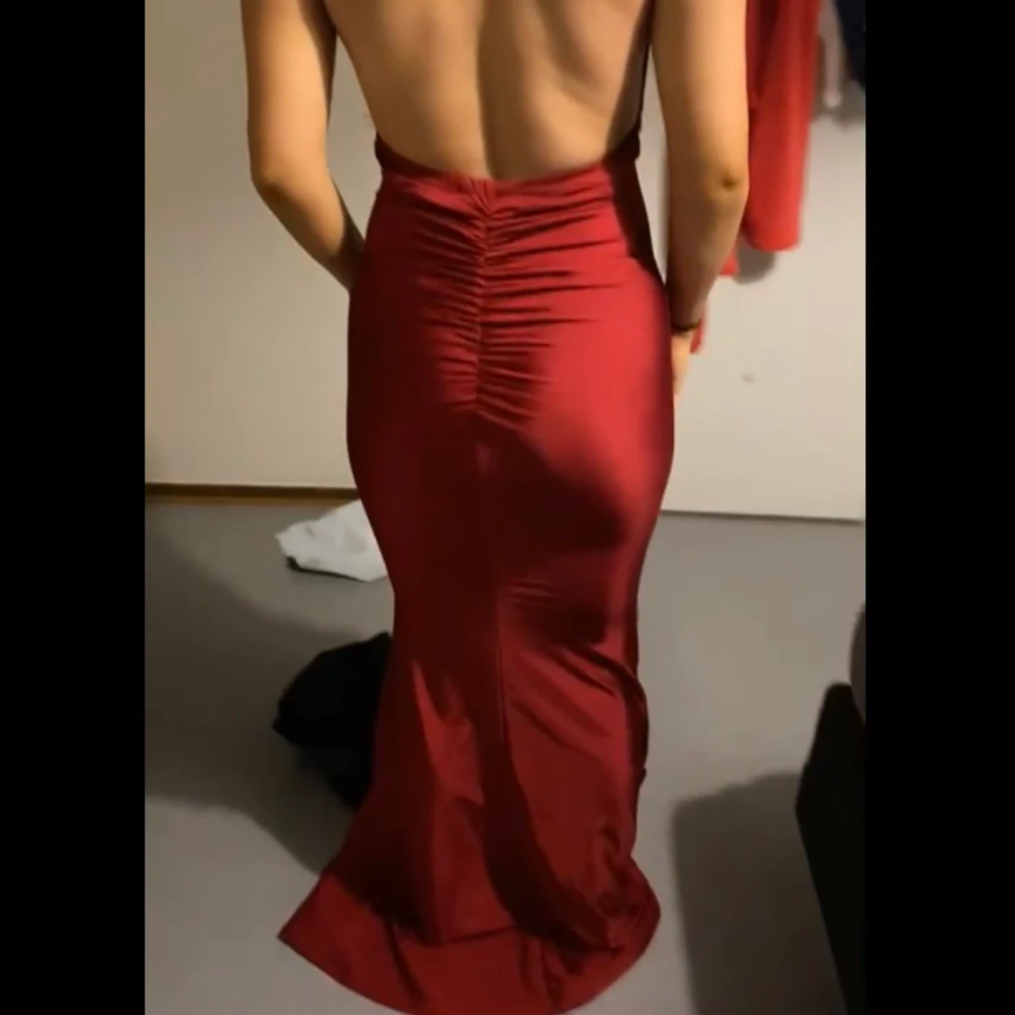 Röd klänning med öppen rygg XS
