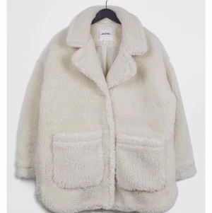NY Vit/cream teddyjacka strl S - Helt ny Teddy jacka från Monki, alla taggar kvar och aldrig använd. Superfin och naturligt oversized, säljes pga ej fått användning av den. Nypris 700 kr. Pris kan diskuteras vid snabb affär