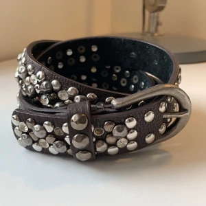 Skärp - Skärp i läder med kristaller och nitar, några kristaller har ramlat av. 95 cm ✨