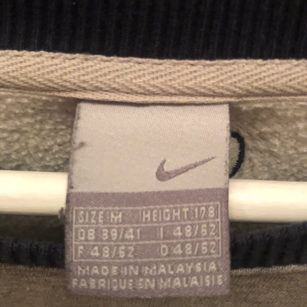 Vintage Nike tjocktröja i fint skick. Riktigt najs tröja som jag tyvärr måste göra mig av med. Priset kan diskuteras en aning vid snabb affär :). . Tröjor & Koftor.