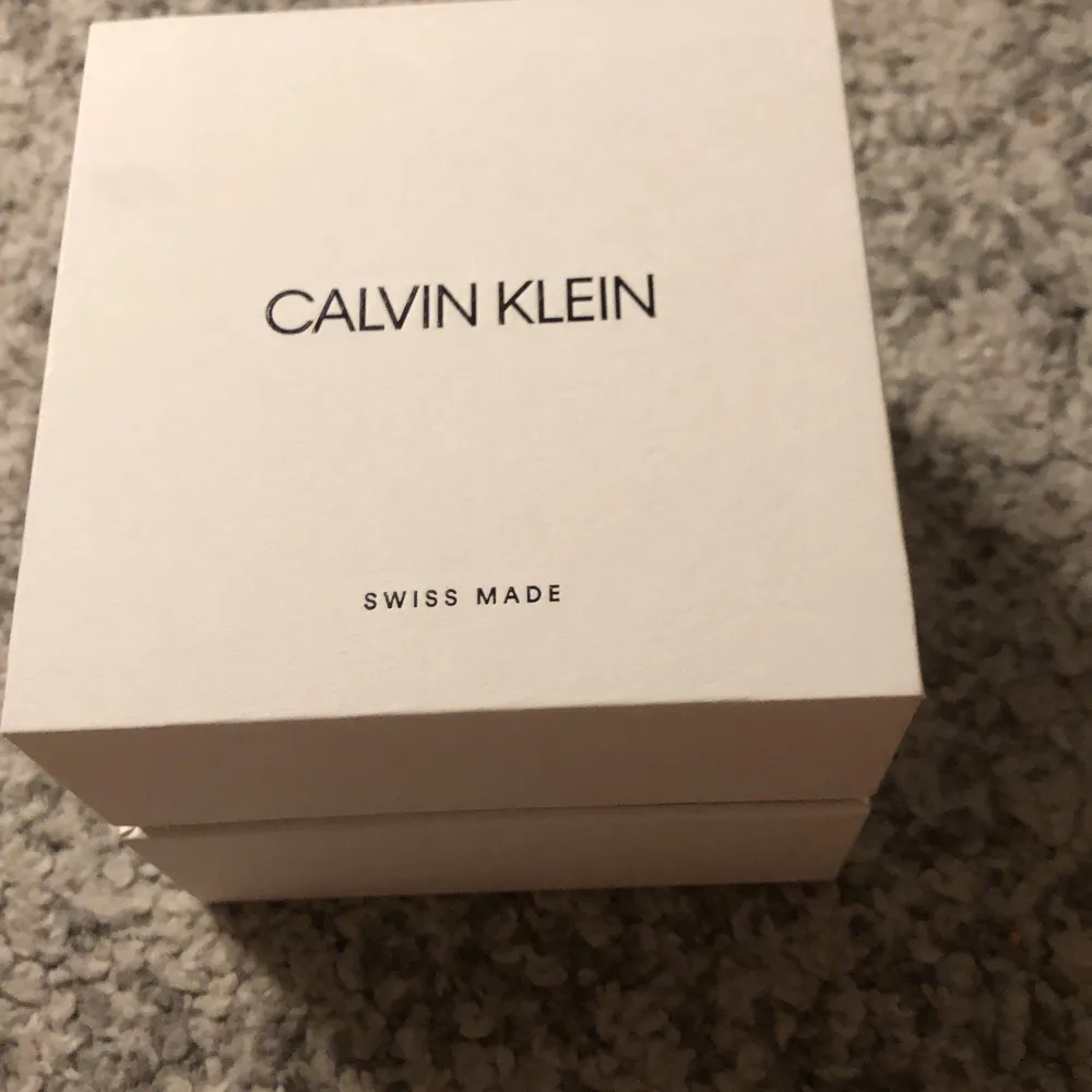 Nästintill oanvänd klocka från Calvin Klein, i modellen high noon, lådan finns kvar och plasten sitter kvar på baksidan. Köpt för 2290kr Köparen står för frakten. . Accessoarer.