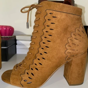 GUESS Klackar - Dessa är köpte i Spanien 2017. Användes endast 1 gång I Spanien. Har tyvärr aldrig kommit till användning så tänker det är dags att sälja de.❤️ Frakt tillkommer🚚