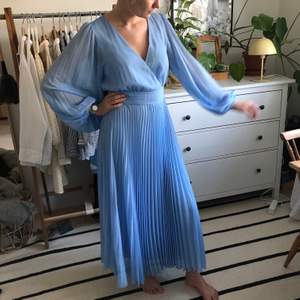 Underbar klänning från H&M! Ljusblå och somrig med plisserad kjol och ballongärmar. Strl. M, men passar även om man är strl. S. Knappt använd. Kan mötas upp i Göteborg, annars står du för frakt! ☀️✌️
