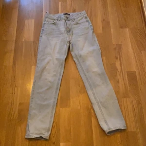 Shein jeans - Jag säljer ett par shein jeans med storlek 32/34 skriv ett pris till mig så kan du köpa de för priset, MÅSTE VARA RIMLIGT!!