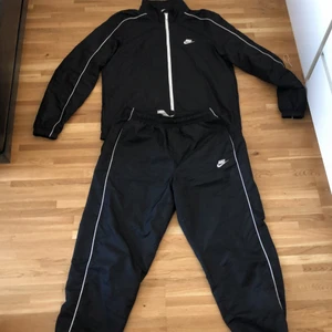 Nike Tracksuit - Detta är en Nike Tracksuit i Storleken L, Den är använd bara i några månader och är i bra skick. Den har en skön luftig passform och funkar bra för träning, Vill få den såld så snabbt som möjligt. Skriv till mig vid ett intresse! OBS! PRISET KAN DISKUTERAS VID INTRESSE!