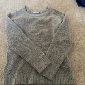 Söt grå tröja ifrån lager 157. Säljs för dem inte kommer till användning. Hör av er om ni undrar något! 