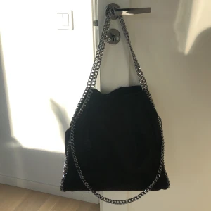 Väska med kedja  - Säljer min kedjeväska! Den är i bra skick och köpte för va 800kr. Säljer då för 350kr+frakt🤍⚡️
