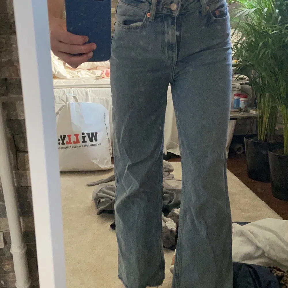 Ljusblåa vida jeans. Jag är själv 158 och dem passar perfekt på mig. . Jeans & Byxor.