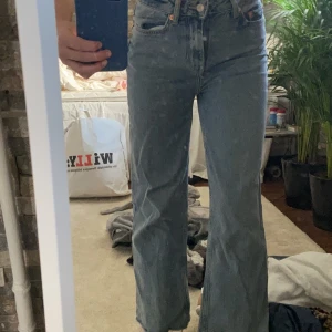 Super moderna jeans!  - Ljusblåa vida jeans. Jag är själv 158 och dem passar perfekt på mig. 