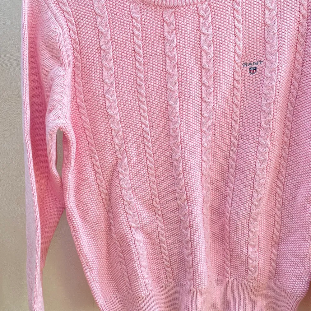 Jättefin rosa kabelstickad tröja, från märket Gant. Storlek S, aldrig använd. Frakten står jag för🌸. Tröjor & Koftor.