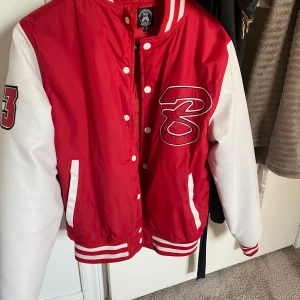 Varsity jacka - Röd blackeberg jacka! Storlek S. Köpt här på plick men säljer igen för att den inte satt så som jag förväntade mig. Väldigt bra skick!!