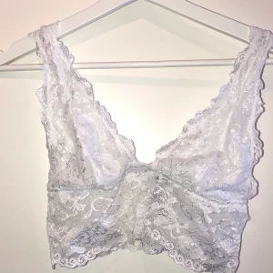 Vit supersöt bralette från Gina!🤍 - Säljer min oandvända bralette/top från Gina Tricot! Den är vit med spets och i storlek S! Säljer den för 80kr, kan frakta eller mötas i gbg. Säljer även en exakt likadan i rosa så in och kolla min profil om ni hellre vill ha den i rosa🥰