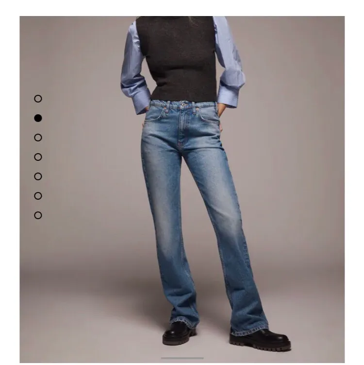 Säljer dessa slutsålda jeans från zara med flare. Som är väldigt svåra att få tag i. De är helt nya och har alla lappar kvar. Om du är intresserad kom privat och lägg ett bud. Finns också ett direkt pris om du är intresserad finns det mer information om de privat. Nypris 399 kr.💓. Jeans & Byxor.