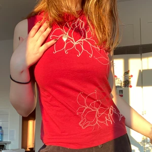 Röd topp - Gullig topp me fina detaljer. Köpt secondhand men mycket bra skick! Storlek S men stretchigt material. Frakt tillkommer 44kr💞