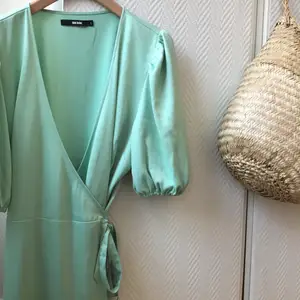 Superfin mintgrön klänning från bikbok! Det är storlek L men den passar M. Har ändats använt den en gång, men säljer den eftersom den är förstor tyvärr💕
