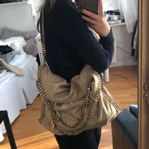 Stella McCartney  - INTRESSEKOLL på en HELT NY Stella McCartney väska, aldrig använd och köpt på veistare då den va helt ny där med, prislapp därifrån+ dustbag finns kvar. Bara att fråga om fler bilder. Nypris: ca 10 000kr, säljer för 5500kr