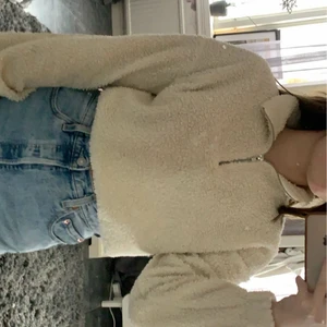 Gina tricot strl S - En fin mysig tröja från Gina tricot som är använd ett par gånger men som jag tyvärr tröttnat på, köparen står för frakt men utgå inte från frakten som står nu utan säger priset beroende på budet jag får:) nypris 300kr