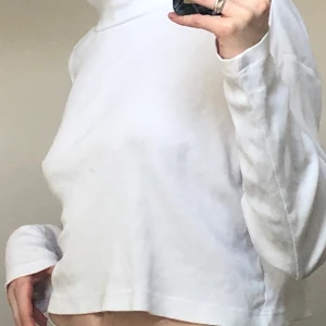 Turtleneck weekday - storlek M från weekday, är i ribbat och flow material så lägger sig hur snyggt som helst på kroppen ! Funkar på en M/L i smått oversized storlek sedan Xs/S med en större oversized fit.