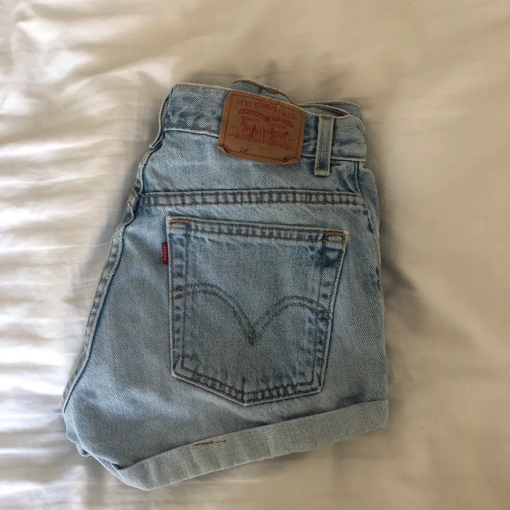 storlek M, köpt för runt 400kr på Monki. Så underbara men använder bara ett par shorts, så dem ligger tyvärr bara i garderoben. Som nya då dem är knappt använda sedan köp. <3. Shorts.