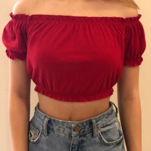 Röd topp - Jätte fin röd topp som är bra att ha på sommaren när det är varmt. 50kr plus frakt. Budgivning om fler vill ha.