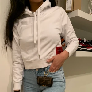 Calvin Klein vit hoodie - Jätte bra skick, lite cropped, röd detalj i hörnet