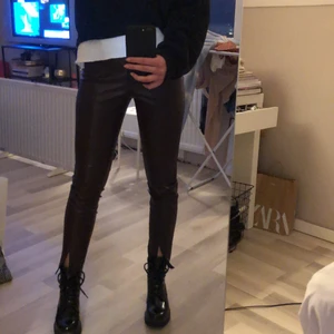 Röda/Bruna fake lack byxor - Super coola byxor i fake lack. HELT oanvänt med prislapp på. Jättefin slits på slutet, sitter som en smäck🥰🥰
