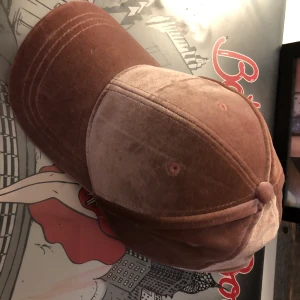 💕ROSA KEPS💕 - Cool rosa sammet keps! Knappt använd, skusterbar storlek!