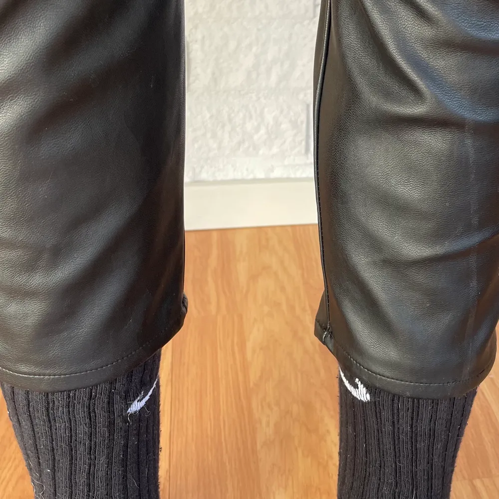 Skinnbrallor från hm, endast använda en gång. Lite korta i benen men snyggt om man har långa strumpor till. Kom med egna bud. . Jeans & Byxor.
