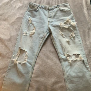 Karve jeans med hål - Ljusblå stentvättade högmidjade jeans. Stretchiga med hål på snygga ställen. Bra kvalité. Ordentliga fickor. Använd ett fåtal gånger, inga fläckar eller hål (som inte ska vara där). Köptes för 500kr