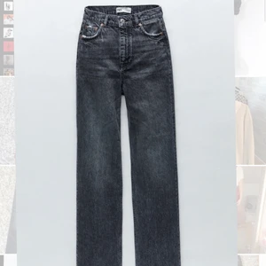 Zara 90s full length  - Zaras slutsålda populära 90s full Lenght mid Rise, tyvärr för små på mig. ( helt oanvända med alla lappar kvar) skulle säga att dom sitter som en 36 , färgen är rainfall black